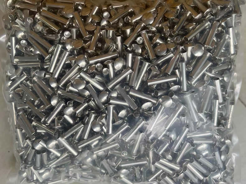 Nuote Metals отправляет полутрубчатые заклепки в Мексику – для складной мебели, прошло 24 часа соляного тумана