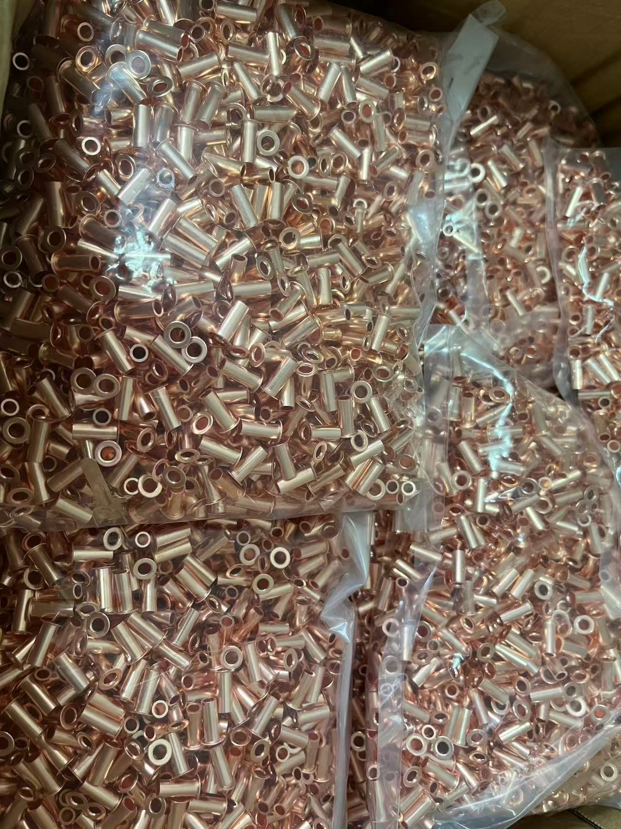 Nuote Metals отправляет медные трубчатые заклепки DIN 7340 A в Венгрию – небольшая партия, полная точность