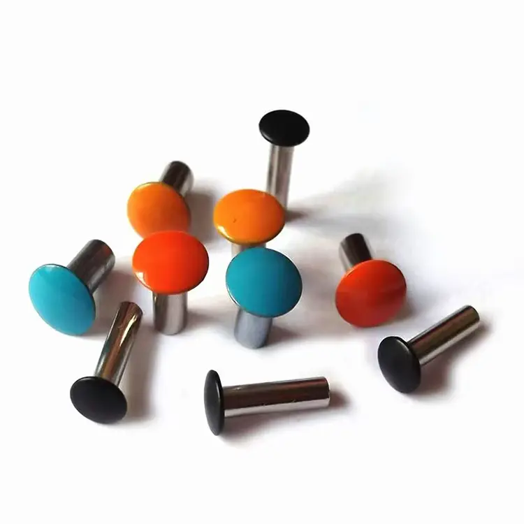 Окрашенные красочные заклепки